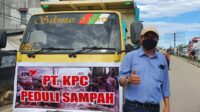 GM ESD Turun Bersihkan Sampah Pascabanjir Sangatta