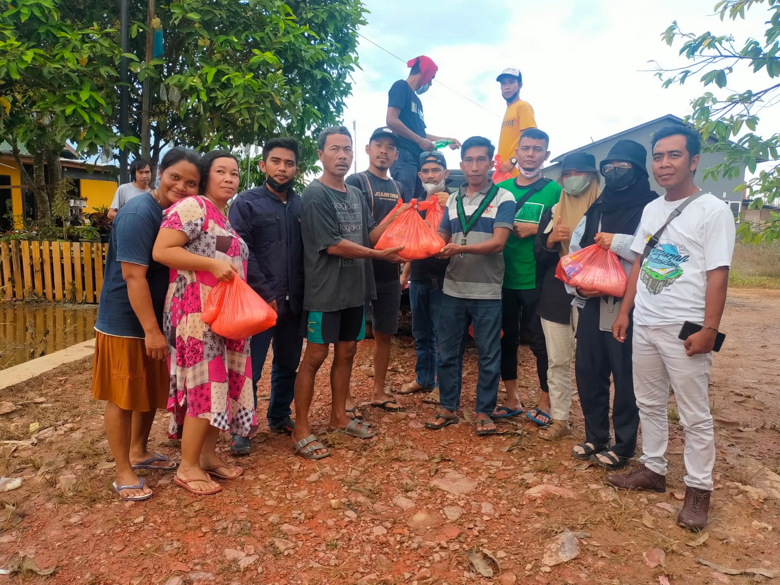 Kolaborasi Taruna Nusantara, HMI Sangatta Bantu Warga Terkena Banjir 2 IMG 20220324 WA0181