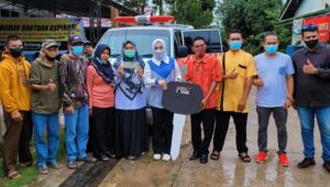 Jawab Aspirasi Masyarakat, Asti Mazar Salurkan Mobil Ambulance