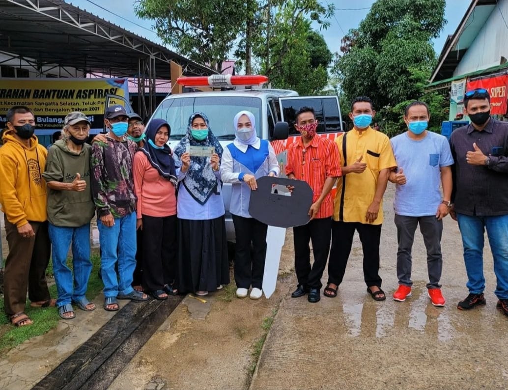Jawab Aspirasi Masyarakat, Asti Mazar Salurkan Mobil Ambulance