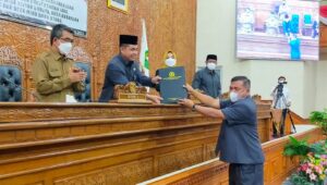 Tujuh Fraksi Sepakat Raperda Ususlan Pemerintah