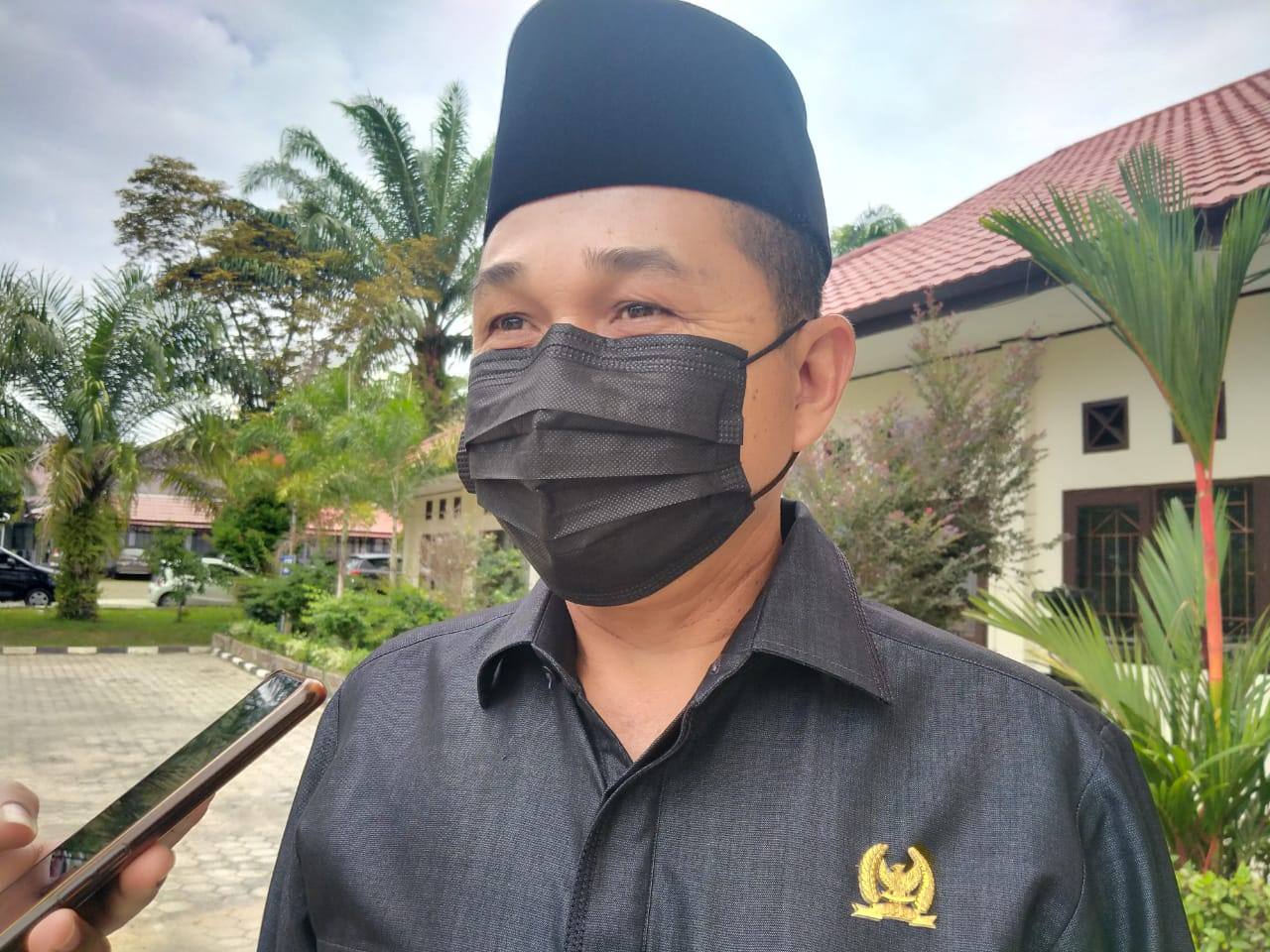 Sambangi Warga RT 35 Singah Geweh, Joni Salurkan Motor Sampah