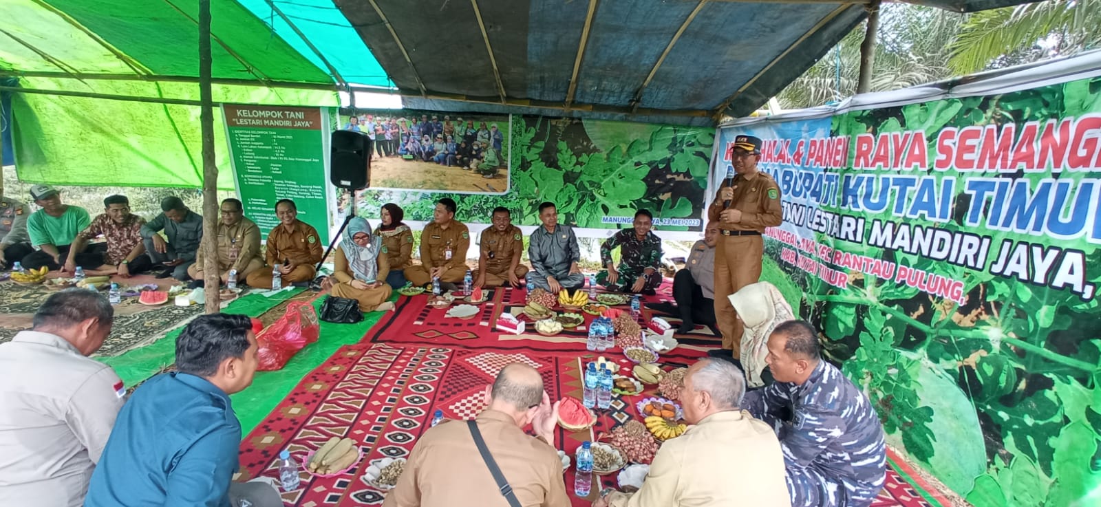 Bupati Kutim Hadiri Panen Raya Buah Semangka Rantau Pulung