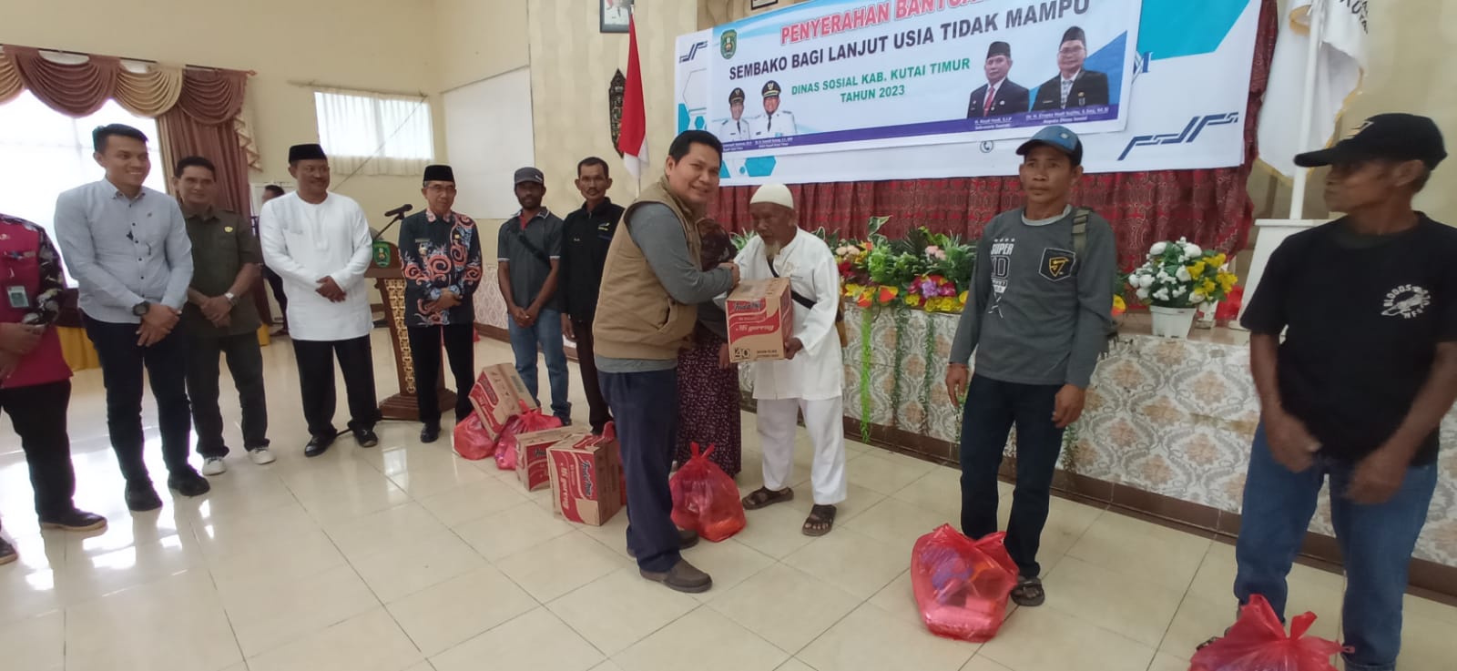 Dinas Sosial Kutim Salurkan Bantuan