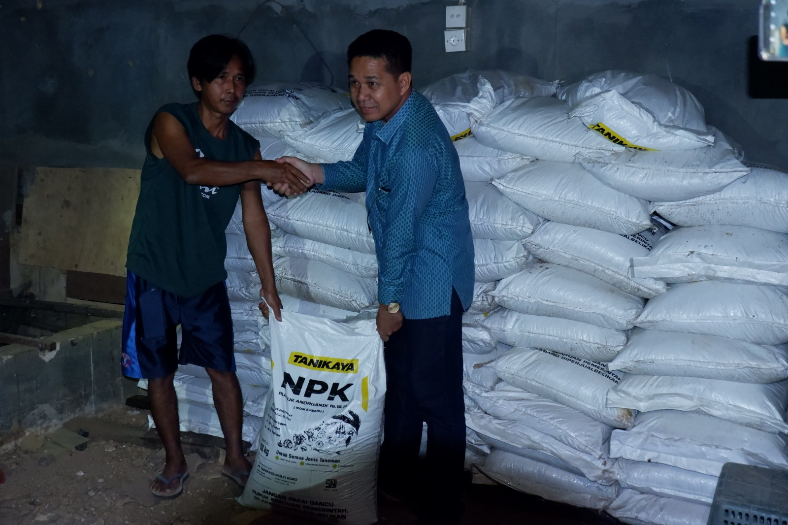 Realisasikan Program, Ketua DPRD Salurkan Bantuan Pupuk 2,6 Ton
