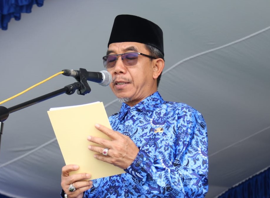Pemerintah Kabupaten Kutai Timur (Pemkab Kutim) menggelar Upacara Peringatan Hari Kebangkitan Nasional (Harkitnas) ke-115. Upacara itu berlangsung dengan khidmat, di Halaman Kantor Bupati Kutim, Pusat Perkantoran Bukit Pelangi. Senin (22/5/2023). Upacara yang mengusung tema “Semangat untuk Bangkit” tersebut, Bupati Ardiansyah Sulaiman bertindak sebagai Inspektur Upacara (Irup). Sedangkan, Perwira Upacara Kadis Kominfo Staper Kutim Ery Mulyadi dan Komandan Upacara Kapten Infantri Imam Nawawi yang saat ini menjabat sebagai Pasiminlog Kodim 0909/KTM dan peserta upacara terdiri dari TNI Polri dan ASN Pemkab Kutim. Hadir dalam upacara peringatan ini Wakil Bupati Kasmidi Bulang, Forkopimda, Kepala Perangkat Daerah (PD), KONI, dan undangan lainnya.Bupati Kutim Ardiansyah Sulaiman, pada sambutannya menyebutkan, beberapa poin penting yang disampaikan Plt Menteri Kominfo RI terutama ajakan untuk memaknai peringatan Harkitnas dalam perjuangan di masa modern. “Seratus lima belas tahun lalu, bara persatuan Indonesia sebagai negara mulai menyala. Hal ini ditandai dengan meleburnya berbagai gerakan perjuangan yang bersifat kedaerahan menjadi satu barisan yang utuh dengan didirikannya Boedi Oetomo pada tanggal 20 Mei 1908. Sejak saat itu, gerakan perjuangan Indonesia dengan gegap gempita bergerak maju mewujudkan Republik Indonesia sebagai negara yang satu, berdaulat, adil, dan Makmur,” ucapnya. Ia melanjutkan, Boedi Oetomo melandaskan dirinya untuk mengejar 3 (tiga) tujuan yang menjadi cita-cita utama kebangkitan nasional, yakni memerdekakan cita-cita kemanusiaan, memajukan nusa dan bangsa, serta mewujudkan kehidupan bangsa yang terhormat dan bermartabat di mata dunia. Selanjutnya disampaikan, selama 3 tahun terakhir di tengah kekurangan, tantangan, dan masalah yang dihadapi bersama, barisan perjuangan rakyat Indonesia terbukti tetap erat dalam melaksanakan penanganan pandemi COVID-19 sekaligus untuk memulihkan perekonomian bangsa. Hal ini menjadi momentum untuk memaknai Hari Kebangkitan Nasional ke-115 ini sebagai upaya membangun semangat kebangsaan untuk bangkit pascapandemi. “Hari Kebangkitan Nasional hari ini juga kita maknai dengan memperingati perjuangan bersama kita. Kementerian, Lembaga, Pemerintah Daerah, sektor swasta, akademisi, pers, komunitas, dan seluruh elemen bangsa saling bahumembahu berkolaborasi menerapkan nilai-nilai persatuan juga kesatuan dalam mewujudkan kebangkitan bangsa kita dari berbagai krisis global, baik kesehatan, perekonomian, hingga geopolitik sekalipun,” kata Ardiansyah. Selanjutnya dibacakan, data dari Badan Pusat Statistik (BPS) menunjukkan pertumbuhan ekonomi Indonesia pada tahun 2022 sebesar 5,31persen melebihi pertumbuhan sebelum pandemi. Triwulan pertama tahun 2023 juga mencatat pertumbuhan sebesar 5,03 persen, menunjukkan performa yang baik. Capaian ini baginya harus dipertahankan dan ditingkatkan demi kesejahteraan masyarakat serta kemajuan bangsa. “Kebangkitan Indonesia juga tercermin dalam peran aktif di forum internasional. Indonesia berhasil memimpin G-20 pada tahun 2022 dengan tema 'Recover Together, Recover Stronger' dan saat ini menjadi ketua ASEAN dengan tema 'ASEAN Matters: Epicentrum of Growth'. Kepemimpinan Indonesia di tingkat dunia dan regional ini mendukung semangat kebangkitan nasional dan mempercepat pemulihan global pasca-pandemi,” tuturnya. Ia menambahkan, tingginya kepercayaan dunia kepada Indonesia menjadi momentum untuk mengimplementasikan semangat kebangkitan nasional dalam menyambut era pascapandemi COVID-19 sekaligus perjalanan menuju Indonesia Emas 2045. Mengutip perkataan dr. Soetomo, "Generasi yang mau berjuang untuk kemandirian bangsanya adalah generasi yang mencintai generasi penerusnya dan mencintai tanah airnya". Dengan semangat yang sama, ia mengajak seluruh komponen bangsa untuk terus mempertahankan bara api semangat kebangkitan nasional sembari merapatkan barisan perjuangan kita dengan menunjukkan kerja keras, kerja cerdas, juga kerja bersama demi kemandirian dan kemajuan bangsa yang berkelanjutan. “Kita juga ingin agar bara api semangat kebangkitan yang kita jaga saat ini dapat menjadi lentera penerang, harapan sekaligus penunjuk jalan bagi perjuangan generasi penerus bangsa kelak,” pungkasnya. (adv)