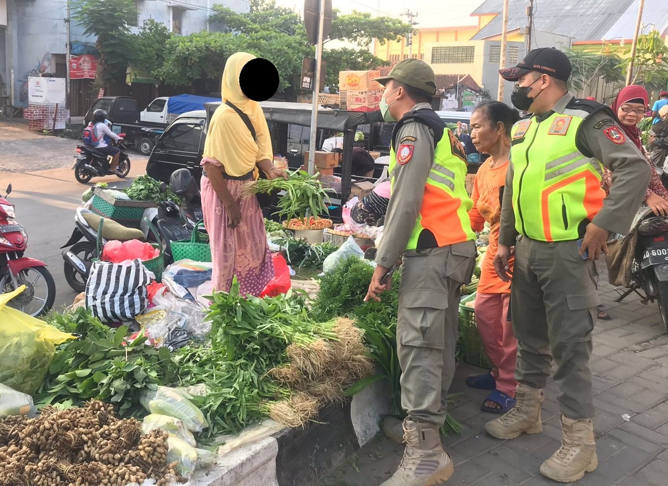 Berjualan Diatas Drainase, Puluhan Lapak Pedagangan Ditertibkan Satpol PP