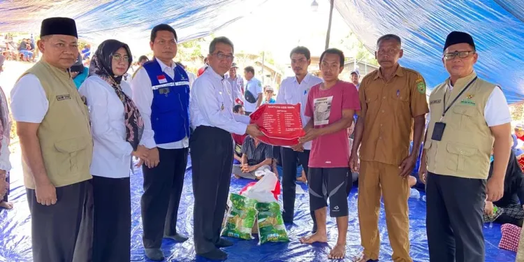 Bupati Bersama Kadinsos Serahkan Bantuan Kebakaran