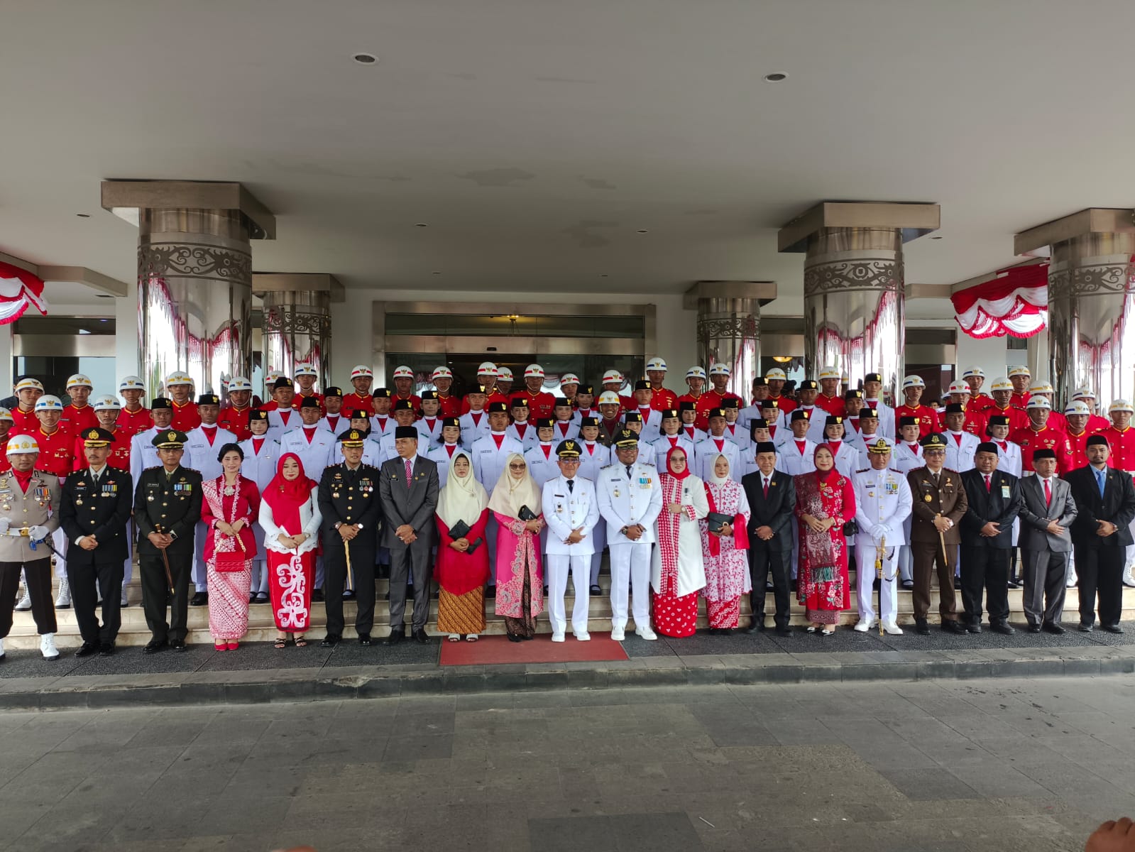 epat 17 Agustus 2023 serempak di seluruh wilayah memperingati Hari Kemerdekaan Negara Indonesia. Tidak terkecuali Kabupaten Kutai Timur yang mengelar upacara pengibaran bendara merah putih untuk memperingati Hari Kemerdekaan Republik Indonesia ke-78. Acara dilaksanakan di Halaman Kantor Bupati. Kawasan Perkantoran Bukit Pelangi. Bertindak sebagai Inspektur Upacara Bupati Kutai Timur Ardiansyah Sulaiman, Nampak pula hadir Wakil Bupati Kasmidi Bulang, Sekretaris Daerah Rizali Hadi, Pimpinan Forum Koordinasi Pimpinan Daerah (Forkopimda) dan tamu undangan. Bupati Ardiansyah Sulaiman menyampaikan, bahwa perayaan tersebut adalah momen yang penting untuk mengingat semangat proklamasi dan semangat kemajuan Indonesia. “Alhamdulillah kita baru saja melaksanakan upacara detik-detik proklamasi. Diikuti mulai dari sekolah, ASN, TNI Polri, Bea Cukai, Satpol-PP, serta masyarakat yang turut hadir dalam pelaksanaan upacara,” kata Bupati usai upacara. Ardiansyah menekankan, pentingnya semangat proklamasi dan semangat maju dalam era digital. Ia berharap, semangat Indonesia Maju akan terus berkobar dan menekankan makna yang luar biasa dari generasi muda dalam era digital ini. Baca Juga HUT TNI AL ke-75, Lanal Sangatta Gelar Apel Secara Virtual 10 September 2020 Danlanal Sangatta Pimpin Bersih-Bersih Pantai Teluk Lombok Dukung Pariwisata Bahari, Lanal Sangatta Bersih-Bersih Pantai Teluk Lombok 4 Desember 2021 “Makna dari upacara tadi adalah mengingat semangat proklamasi yang penting kita kobarkan. Dalam kondisi apapun kita harus semangat, jangan sampai kehilangan semangat, apa lagi temanya adalah ‘Semangat Indonesia Maju”. Karena semua serba digital. Kita harapkan juga semangat dalam membangun era digital ini, era milenium dan era milenial,” ungkapnya. Pihaknya juga mengingatkan, untuk tetap menghargai jasa para pahlawan dan meneruskan semangat perjuangan bangsa. “Yang tak kalah penting adalah membangun, membangun, dan terus membangun,” tutupnya. Upacara pengibaran Sang Saka Merah Putih berlangsung lancar dan sukses. Proses diawali dengan Pembacaan teks proklamasi yang dibacakan oleh Ketua DPRD Kutim Joni, dilanjutkan dengan mengheningkan cipta dipimpin Inspektur Upacara Bupati Ardiansyah Sulaiman. Kemudian pembacaraan doa oleh Kepala Kementerian Agama Kutim Masrawan. Adapun petugas upacara kali ini. Selaku Komandan Upacara adalah Ajun Komisaris Polisi Isnan Fatah Ma’ruf. Bertindak sebagai perwira upacara Kompol Zainal Arifin, lalu untuk Komandan Kompi Paskibraka Ipda Sukrisno Wijoyo dan sebagai Komandan Peleton Paskibraka Herlandy. Petugas pembawa bendera pusaka adalah siswa asal SMA Katolik Santo Yoseph Sangatta, Anna Natasya Deran Nuho didampingi 36 paskibraka serta diiringi pasukan gabungan dari TNI Angkatan Darat, TNI Angkatan Laut dan Kepolisian. (IR/NT)
