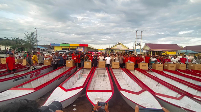Rendi Solihin Salurkan Bantuan Perahu dan Mesin Kapal OB