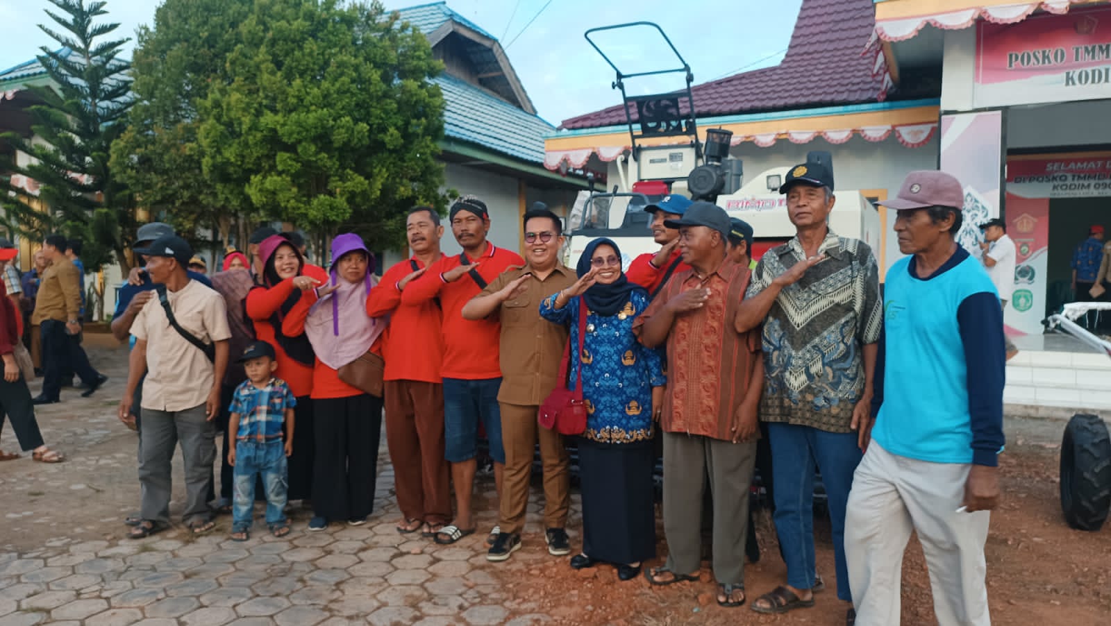 Pemkab Kukar Serahkan Peralatan Pertanian Kepada Petani Desa Panca Jaya