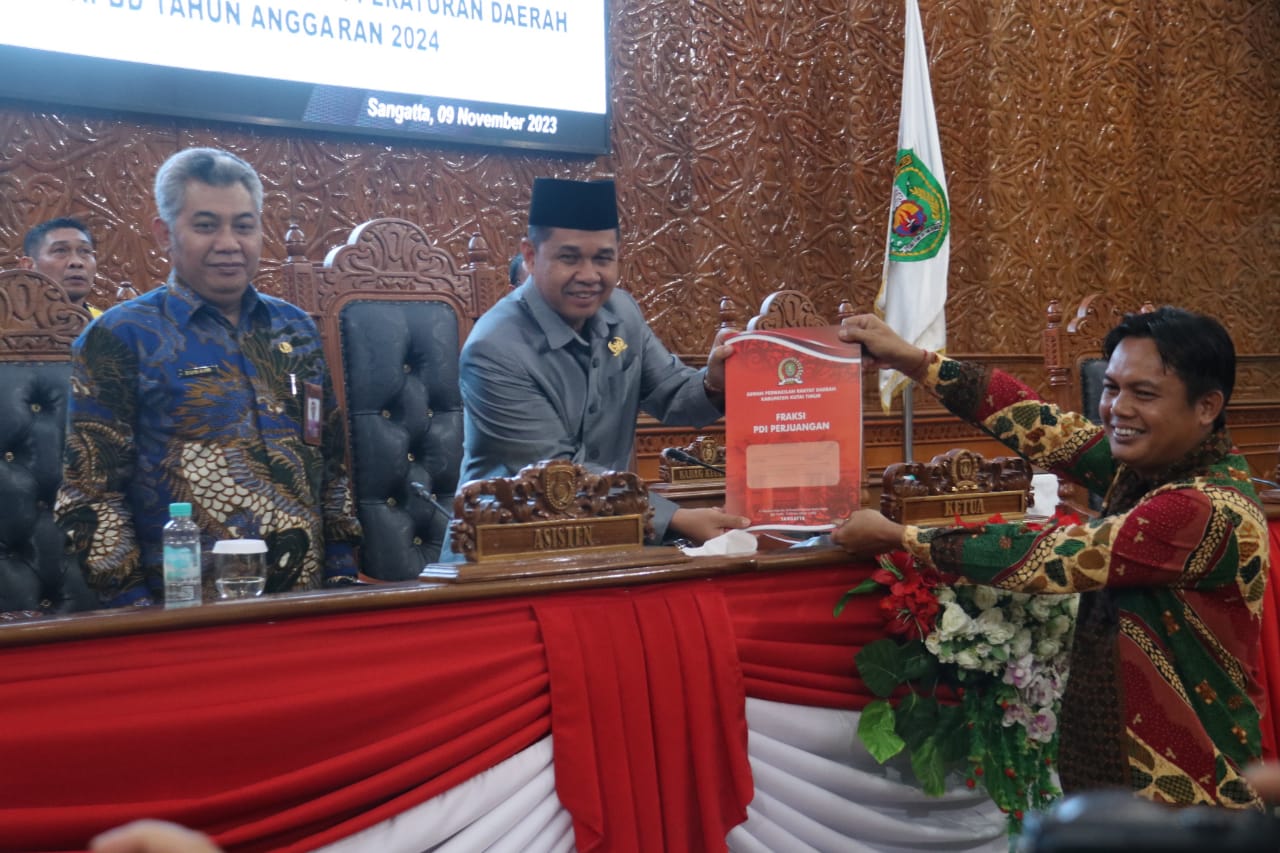 Siang Geah Bacakan Pandangan Fraksi PDI Perjuangan