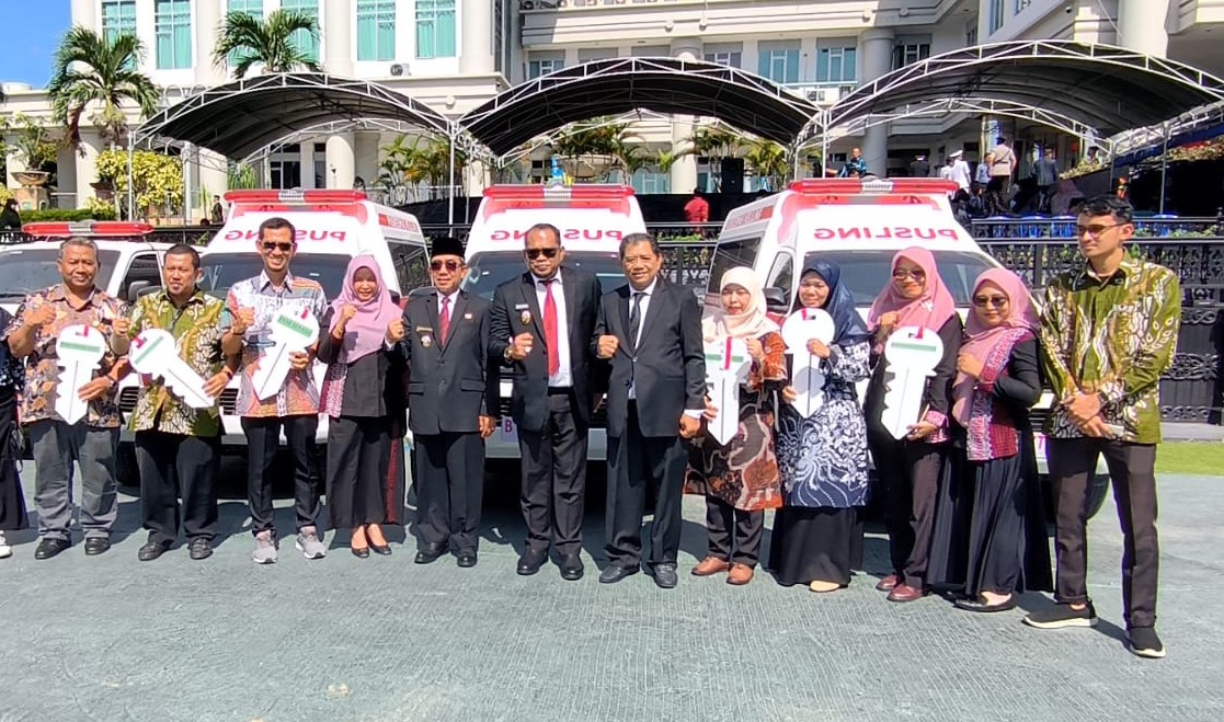 Pemkab Kutim Serahkan 6 Unit Mobil Ambulance