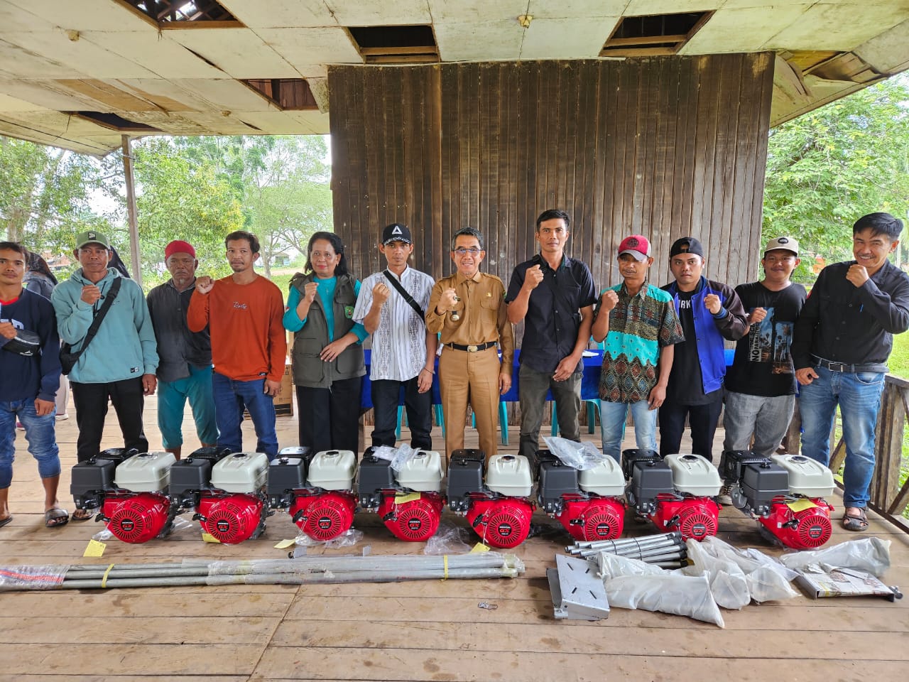 Nelayan Desa Sangkima Dapat Bantuan Bupati
