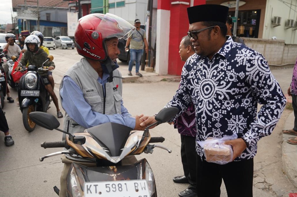Bersama HIKMA Kutim, Kasmidi Bulang Bagi 1200 Takjil