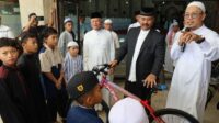 Jemaah Masjid Agung Dapat Hadiah Sepeda Dari Edi Damansyah