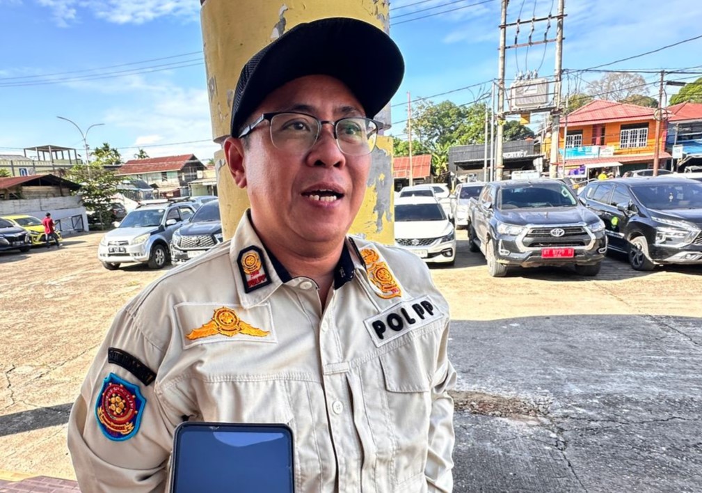 Spaduk Melanggar Perda, Satpol PP Lakukan Pencopotan
