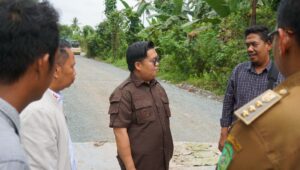 “Gelombang Darat” di Tama Pole Mulai Bisa Diatasi, Wabup Kukar Tinjau Langsung Kondisi Jalan