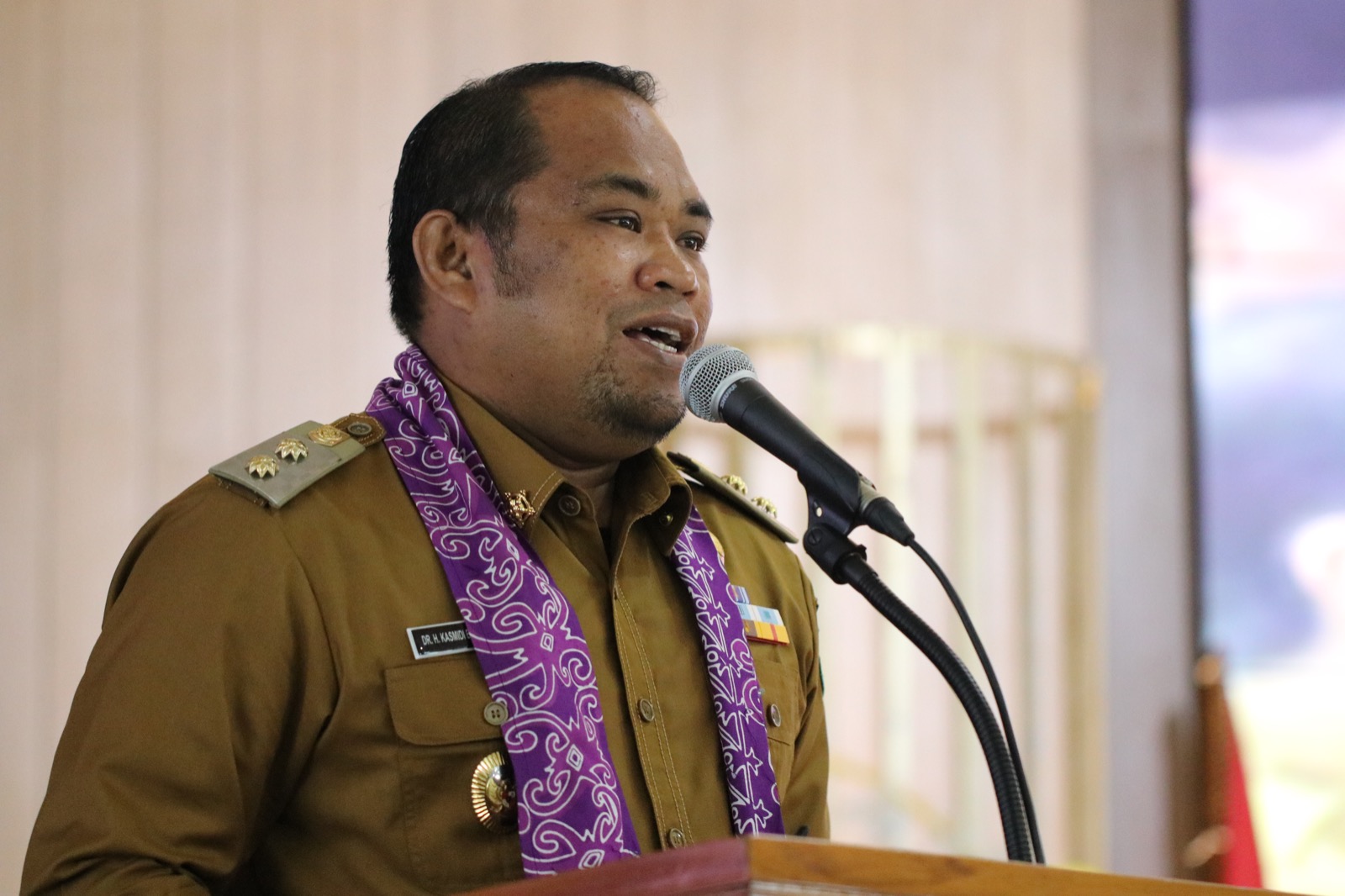 Kasmidi Bulang, Sosok Muda dan Sarat Pengalaman