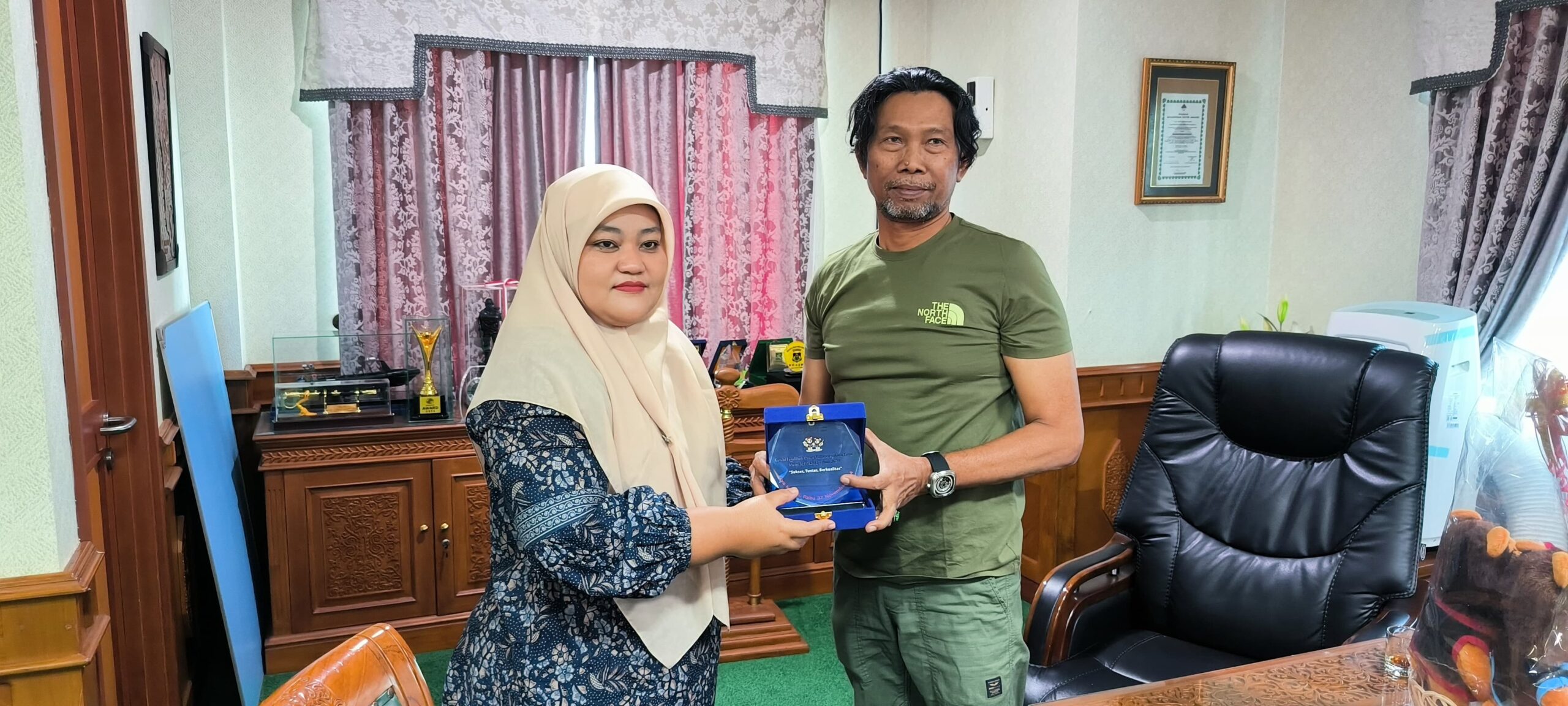 Bentuk Apresiasi, KPU Kutim Serahkan Cinderamata Kepada Pj Bupati