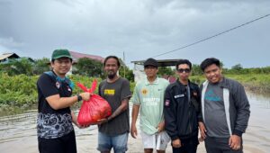 Banjir Sangatta Selatan, AJKT Gercep Salurkan Bantuan