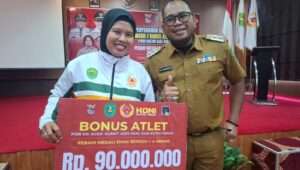 Wabup Serahkan Bonus Atlit Peraih Medali PON Aceh-Sumut, Totalnya 1,5 Miliar