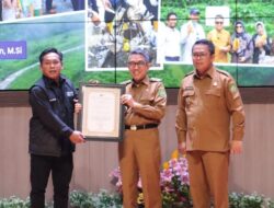 Bupati Raih Award Bapak Pembangunan Desa Dari Pemuda Kutim Hebat 3 Bupati Raih Award Bapak Pembangunan Desa Dari Pemuda Kutim Hebat