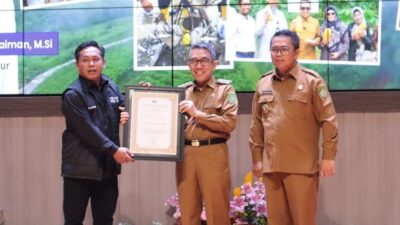 Bupati Raih Award Bapak Pembangunan Desa Dari Pemuda Kutim Hebat