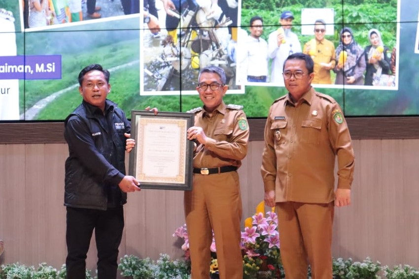 Bupati Raih Award Bapak Pembangunan Desa Dari Pemuda Kutim Hebat