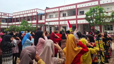 Gunakan Pakaian Tradisional, Ratusan Pelajar SDN 011 Sangatta Utara Ikut Upacara Hardiknas