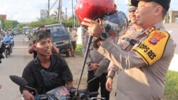 Pendekatan Holistik, Polres Kutim Bagi Helm dan Bunga Untuk Pengguna Jalan