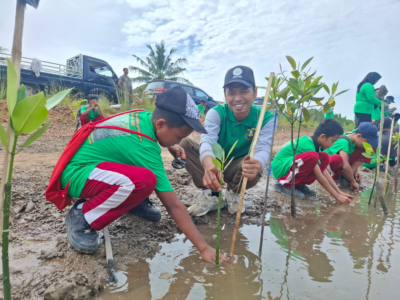 Tanam Mangrove, Yakita Kolaborasi SDN 011 Sangatta Utara