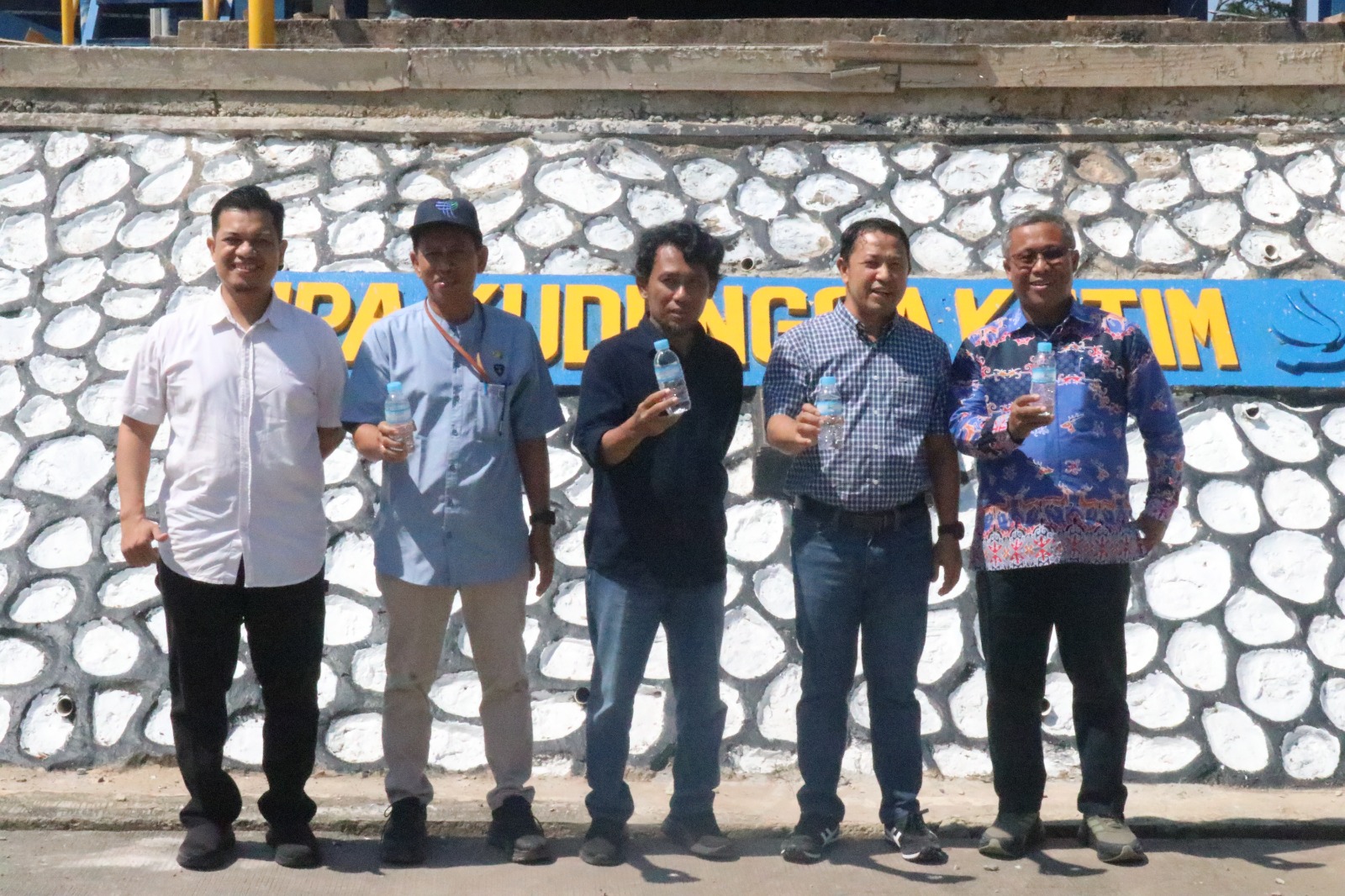 Direktur Perumdam Kutim Terima Kunjungan Ketua DPRD 2 Abadikan momen, Suparjan (batik-kanan) ketua DPRD Jimmi (tengah) foto bersama setelah kunjuungan di IPA Kudungga, Jumat (28/8/2025).