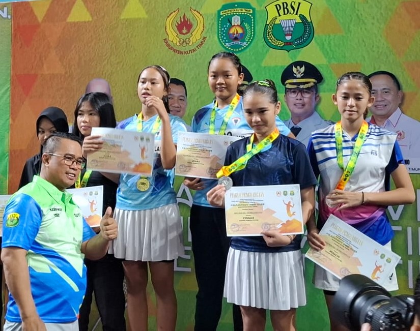 Wabup Mahyunadi Resmi Menutup Kejuprov PBSI 2025 2 penyerahan hadiah