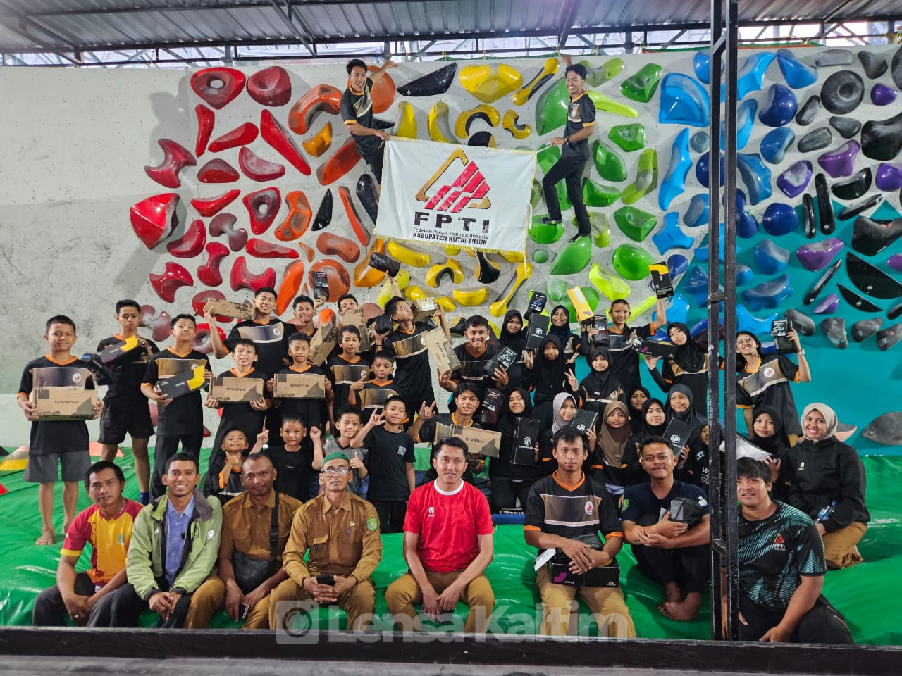 Mantapkan Kesiapan Atlet Menuju Porprov 2026, Pengurus FPTI Kutim Salurkan Bantuan