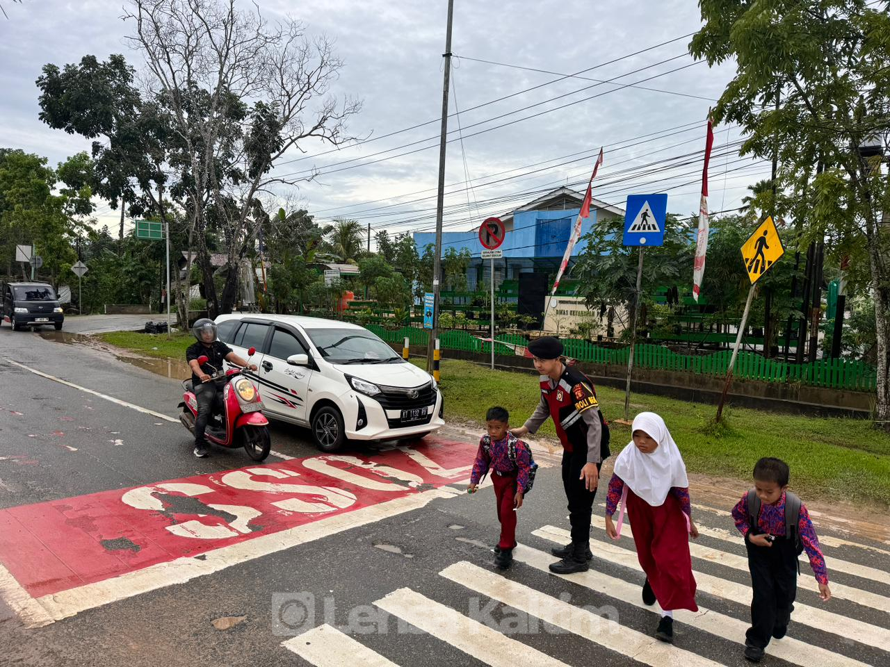 Polres Kutim Turunkan Personel Bantu Anak Sekolah dan Atur Lalu Lintas