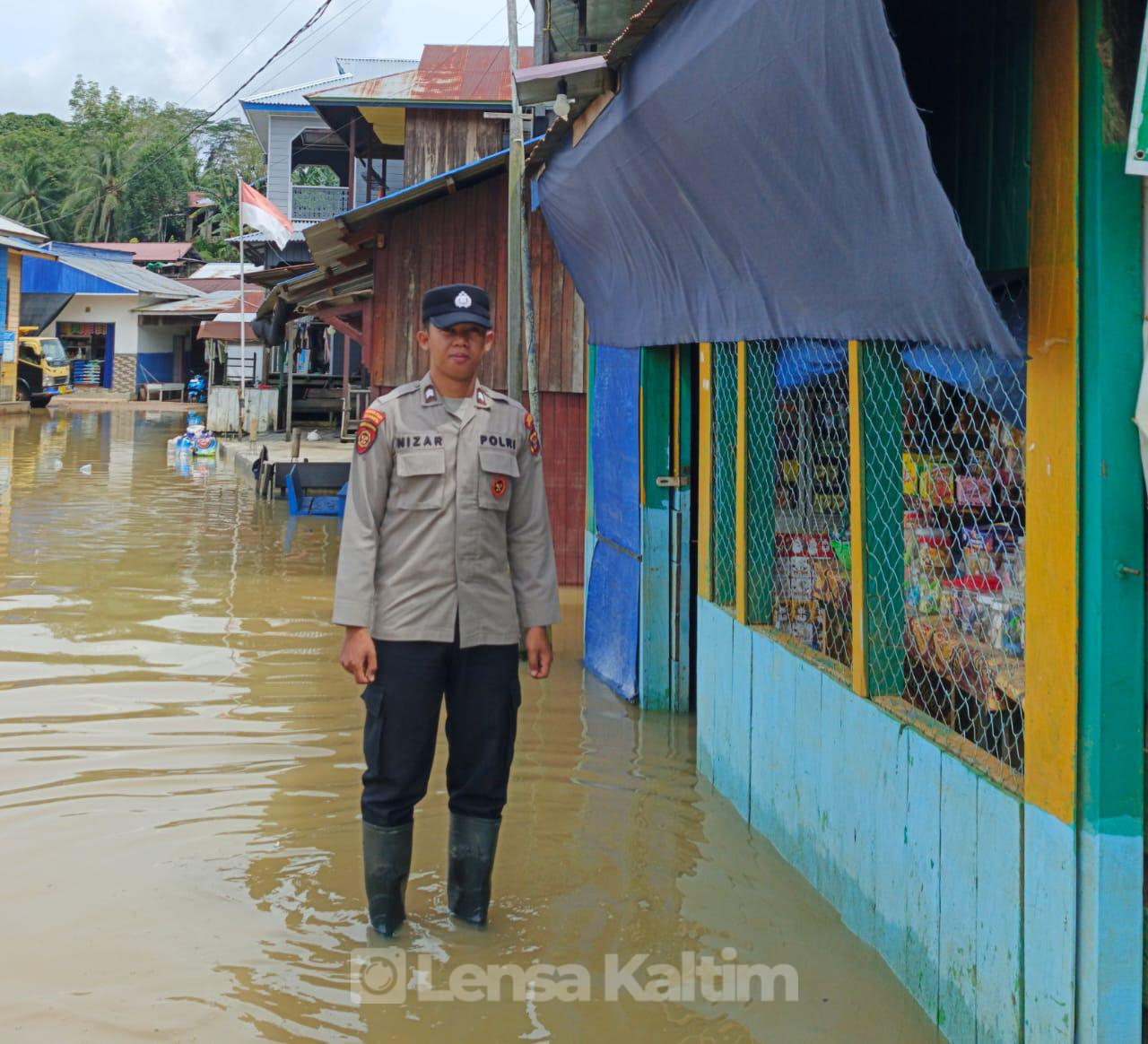 Polres Kutim Kerahkan Anggota Pantau Debit Air di Sungai Batu Ampar