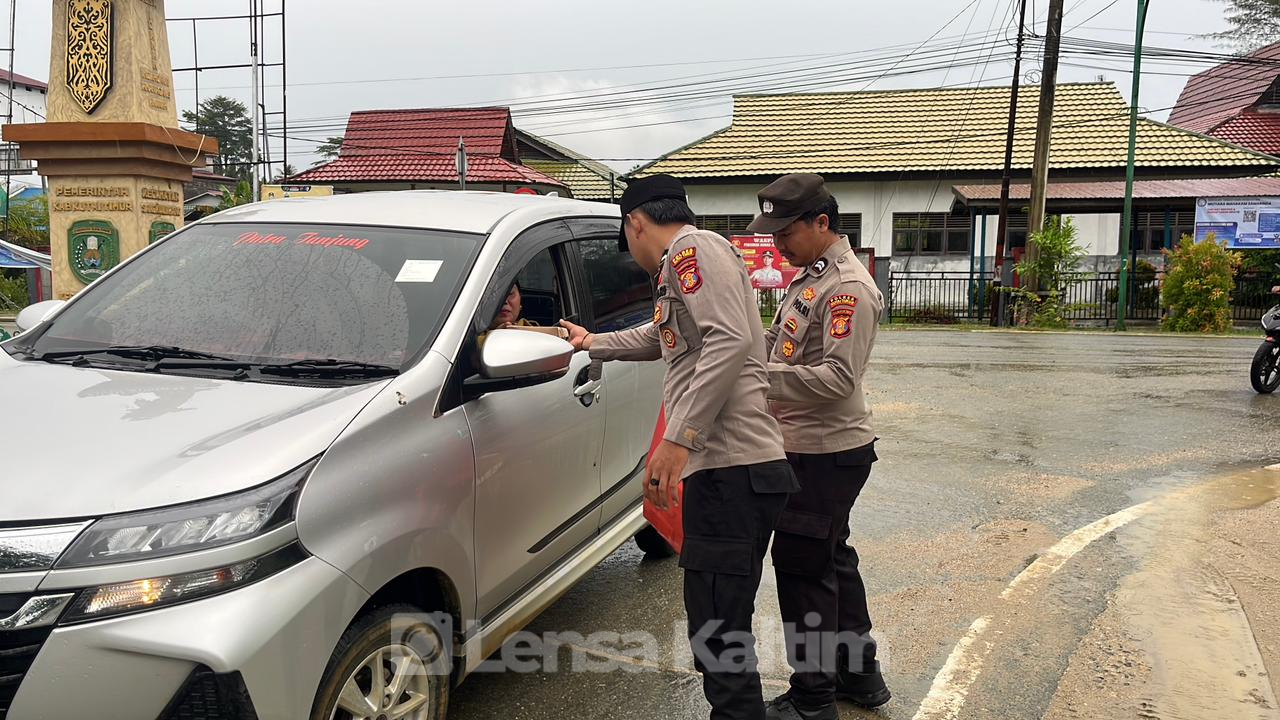 Ramadhan Kareem, Polsek Sangkulirang Berbagi Takjil